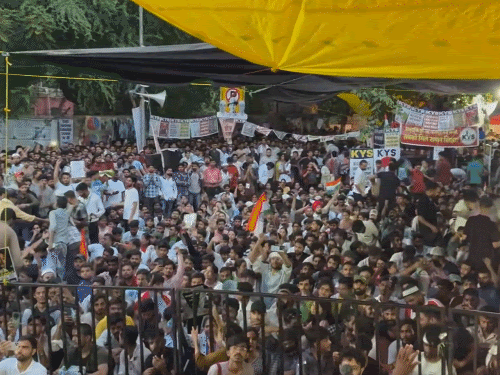 जंतर-मंतर पर CJP के प्रदर्शन में रविवार को हजारों लोग पहुंचे। अभिजीत दीपके ने वीडियो शेयर करते हुए लिखा, "यह सिर्फ सोशल मीडिया का ट्रेंड है।"