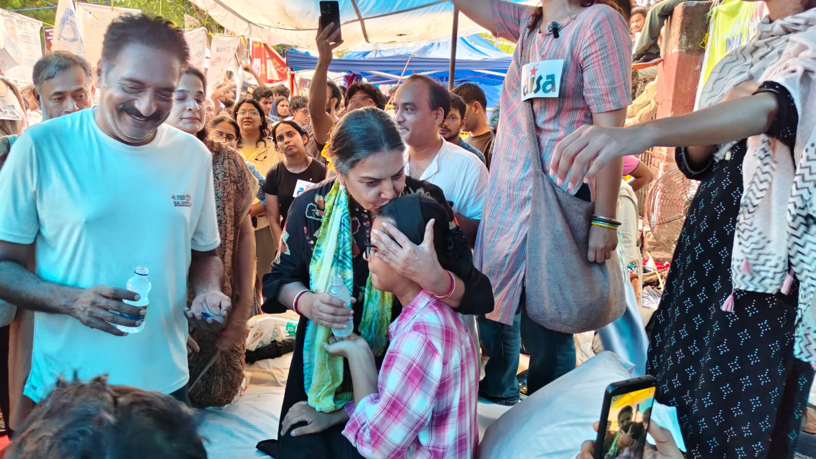 Shabana Azmi kissed student Neha who was on hunger strike on the head.