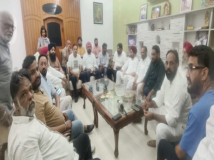 कांग्रेसी वर्करों के साथ मौजूद चरणजीत चन्नी।