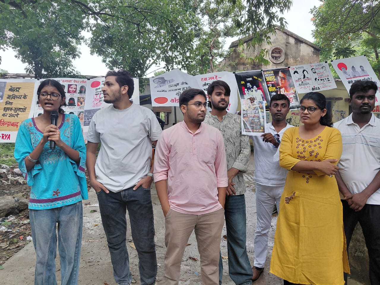 पेपर लीक, शिक्षा और परीक्षा व्यवस्था को लेकर प्रदर्शन करते पटना यूनिवर्सिटी के स्टूडेंट।