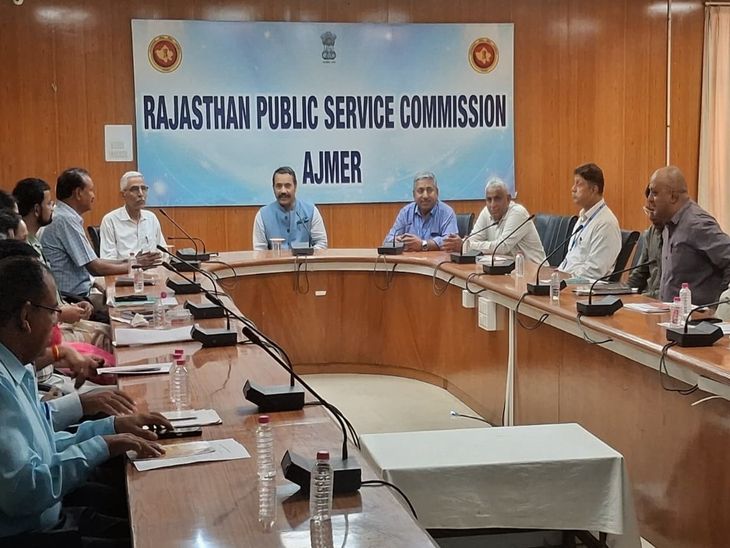 बैठक में मौजूद अध्यक्ष लेफ्टिनेंट कर्नल केसरी सिंह व अन्य।