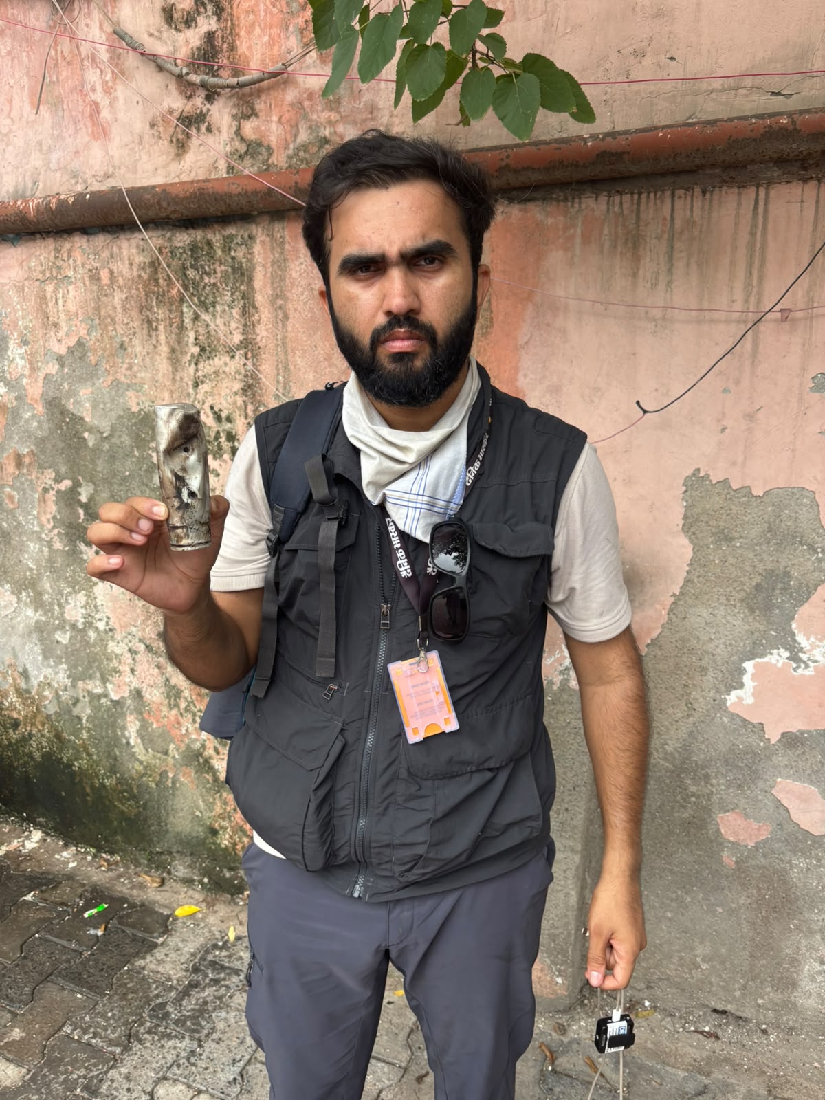 पुलिस की ओर से दागे गए आंसू गैस के गोले के शेल के साथ भास्कर रिपोर्टर।