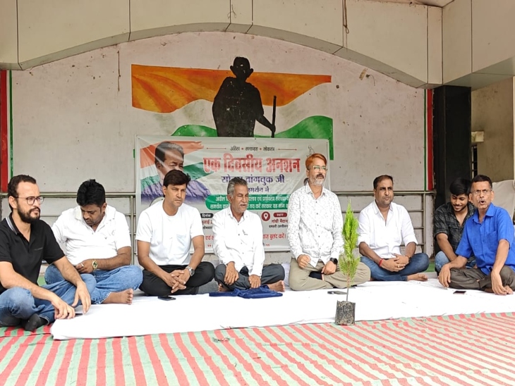 धमतरी में सामाजिक कार्यकर्ता मितेश जैन ने गांधी मैदान में एक दिवसीय अनशन किया।