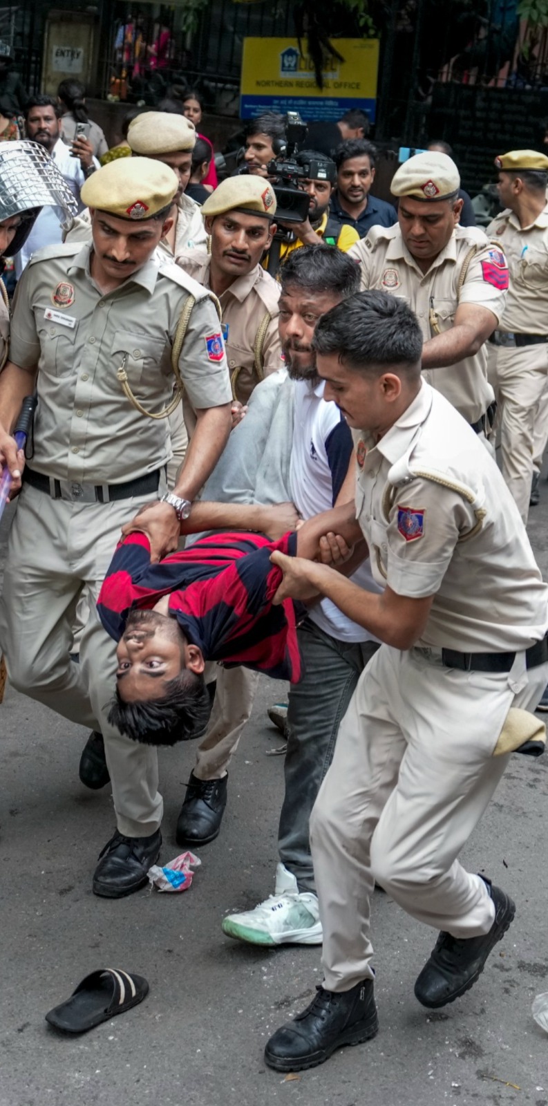 पुलिस प्रदर्शनकारियों को उठाकर ले गई और हिरासत में लिया।