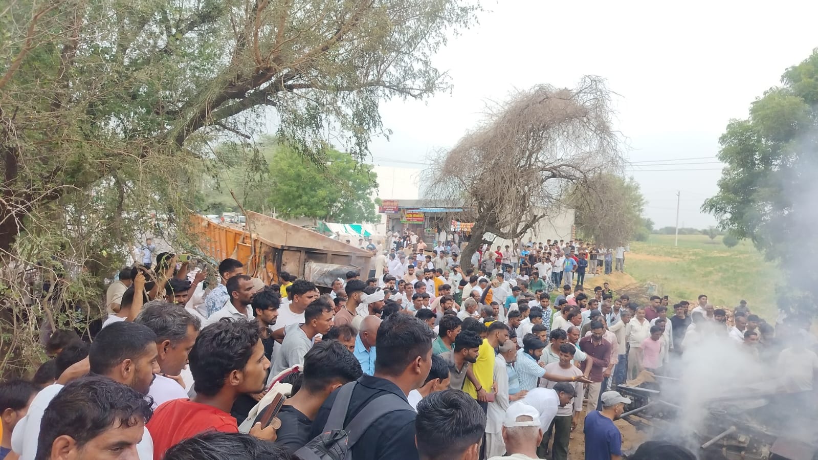हादसे के बाद मौके लोगों की भीड़ लग गई।