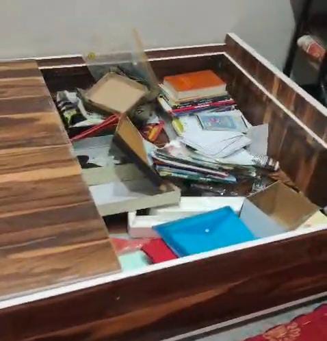 घर का सारा सामान अस्त-व्यस्त कर दिया।