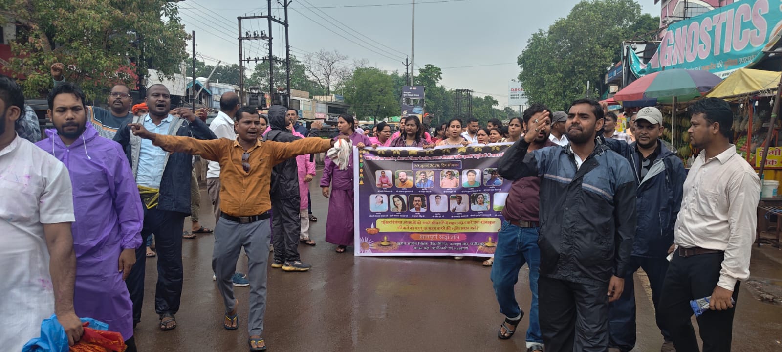 अतिथि शिक्षकों ने सोमवार को शिक्षा मंत्री के निवास का किया घेराव।