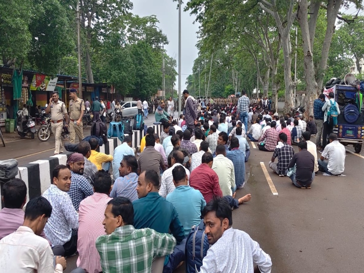 शिक्षा मंत्री के निवास के बाहर सड़क पर बैठे अतिथि शिक्षक।