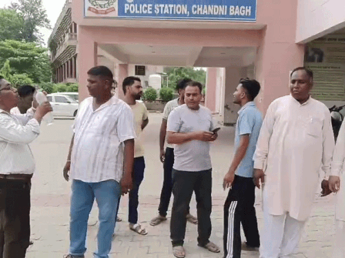 चांदनीबाग थाना में खड़े सचिन के परिजन- फाइल फोटो।