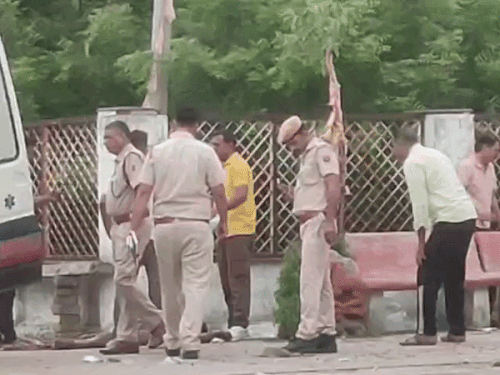 सड़क किनारे शव फेंककर भागा आरोपी, पुलिस ने पकड़ा|कोटा,Kota - Dainik Bhaskar
