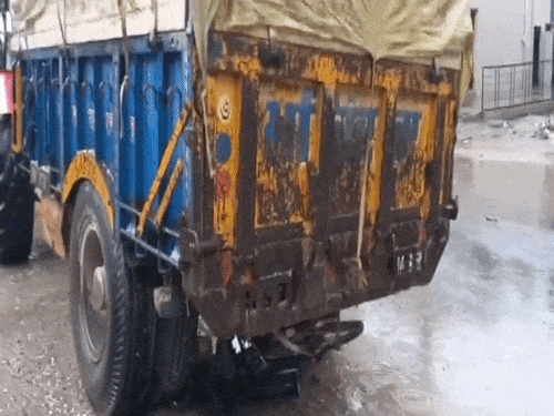ट्राली के बीच में फंसी बुजुर्ग की साइकिल।