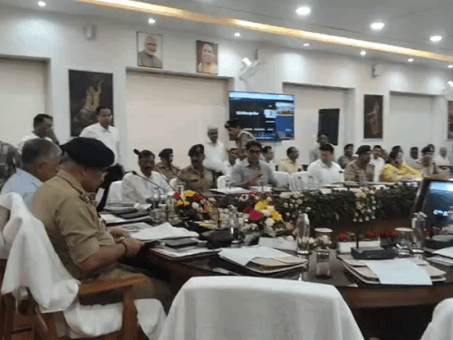 मंडलायुक्त सभागार में मुख्य सचिव व डीजीपी ने बैठक ली।