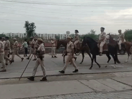 उद्योग नगर थाना क्षेत्र में एरिया डोमिनेशन में नो थानों की पुलिस ने किया फ्लैग मार्च।