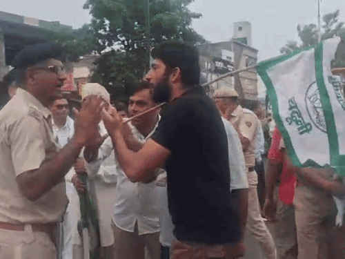 इस दौरान पुलिस और किसानों में कहासुनी भी हुई।