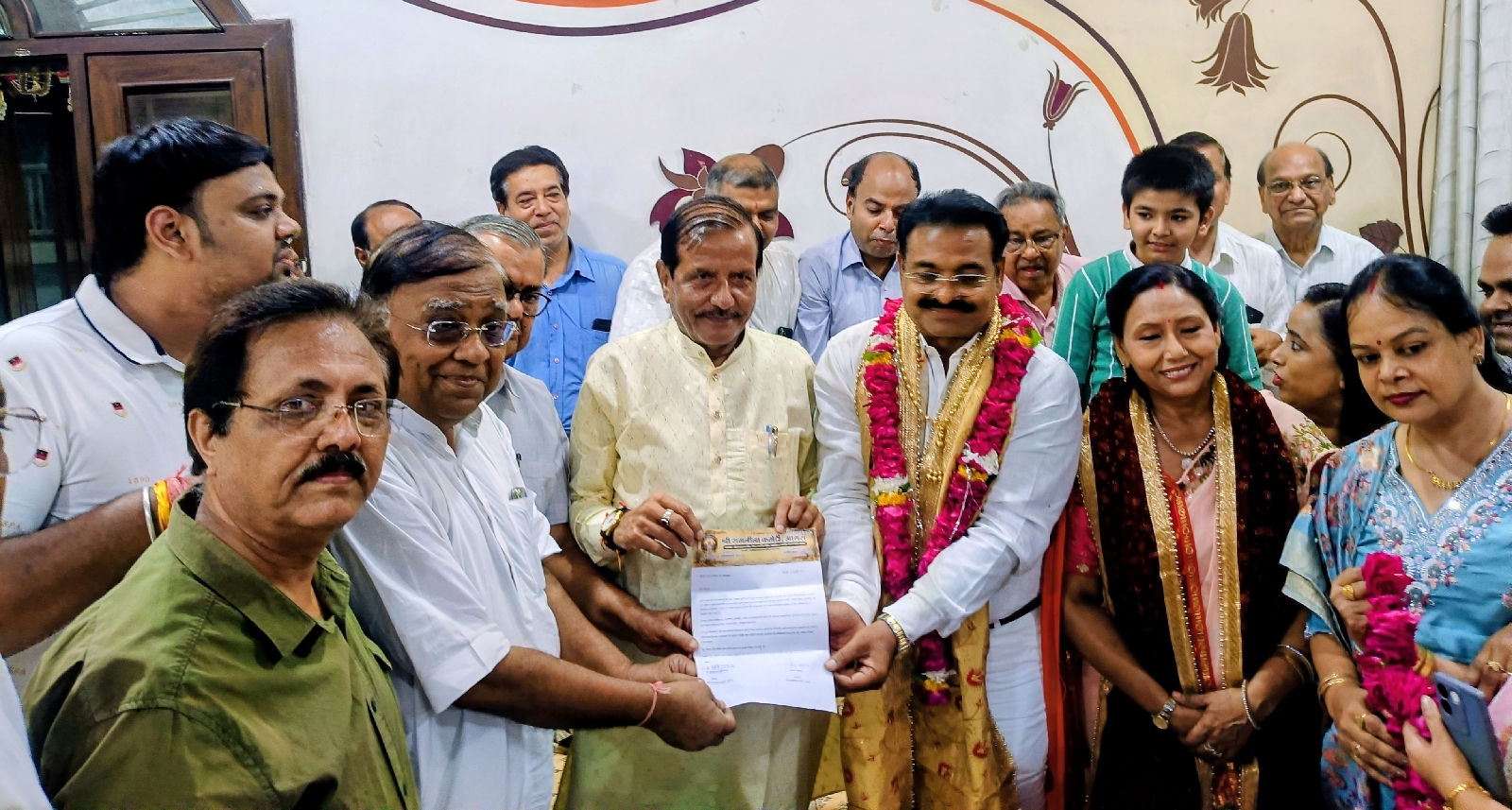 संजय सिंघल को राजा दशरथ बनने की बधाई देते कमेटी के पदाधिकारी