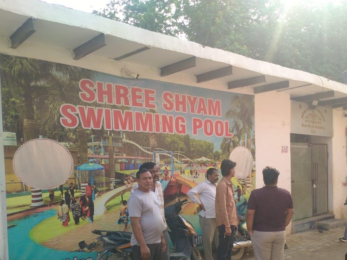 आयुध डिपो प्रतिबंधित क्षेत्र में नगर निगम द्वारा सील किया गया स्विमिंग पूल। - Dainik Bhaskar