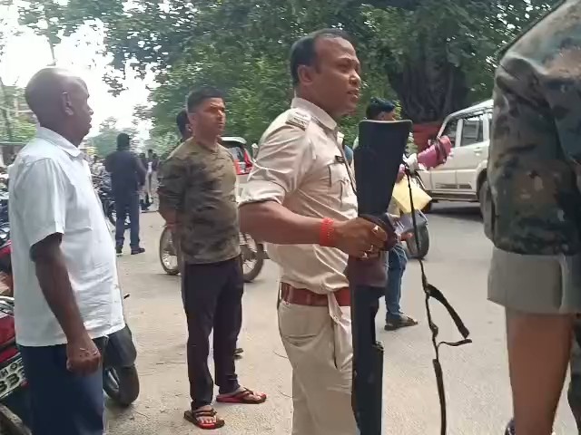 गार्ड की हत्या की बाद पुलिस ने आरोपी को पकड़ लिया और उसके रायफल को भी जब्त कर लिया।
