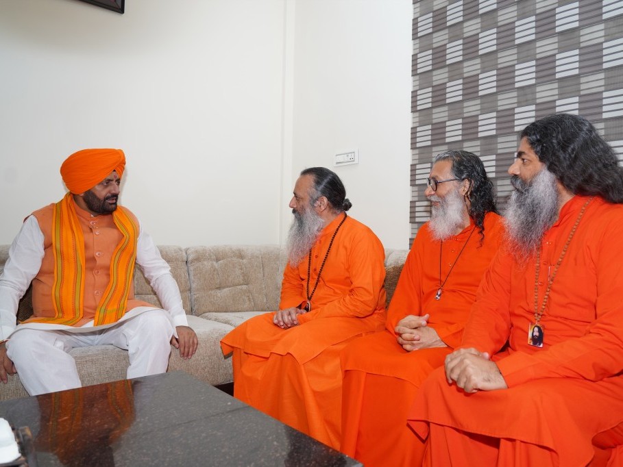 वरिष्ठ स्वामी जी महाराज एवं नेताओं के साथ विचार-विमर्श।
