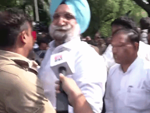 सुखजिंदर सिंह रंधावा के साथ पुलिस की धक्का-मुक्की।