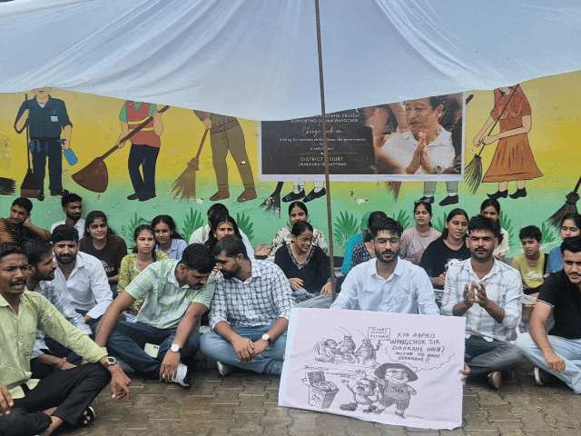 स्टूडेंट्स ने बिना हिम्मत हारे तुरंत तिरपाल और प्लास्टिक की मदद से जुगाड़ू टेंट तैयार किया।