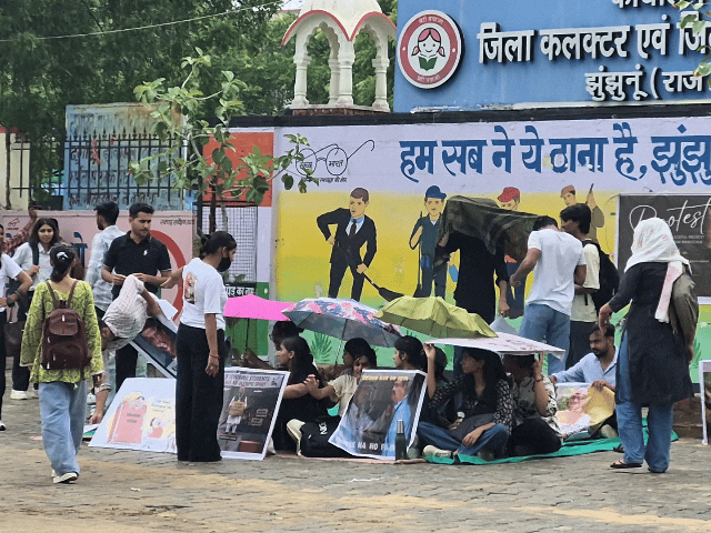 हाथों में छाते थामकर सड़क पर ही डटे रहे।