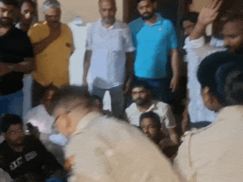 कल्याण सर्किल चौकी पर बैठे कांग्रेस पार्टी के लोगों को हटाते हुए पुलिस।