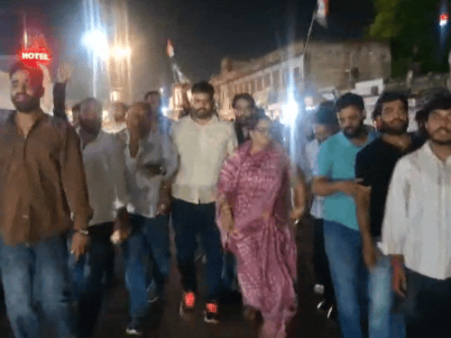 कल्याण सर्किल पर धरना देने के बाद सभी रैली के रूप में कल्याण सर्किल चौकी पर पहुंचे।