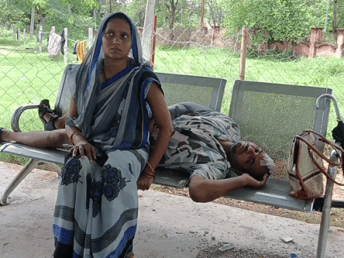 हादसे में घायल हुए सुमित, पत्नी मांग रही न्याय।