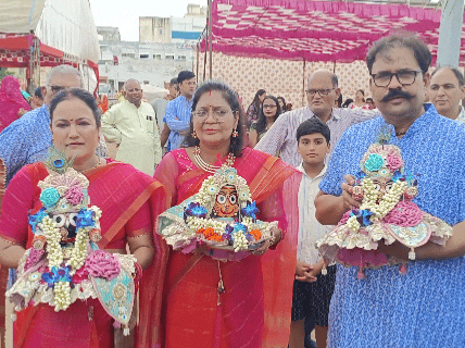 कई लोग भगवान का बाल रूप भी लेकर पहुंचे।