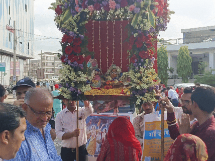 रास्ते में महिलाओं ने सफाई की।
