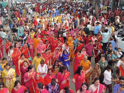 रथयात्रा में महिलाएं नाचते-गाते शामिल हुईं।