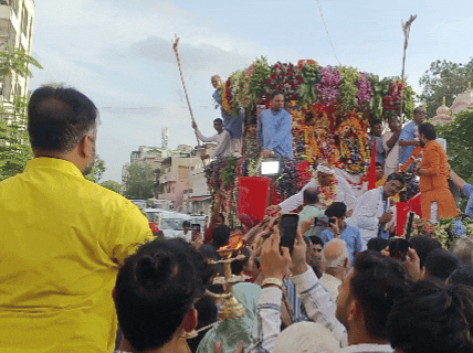 श्रद्धालुओं ने रस्सों से खींचकर रथ को आगे बढ़ाया।