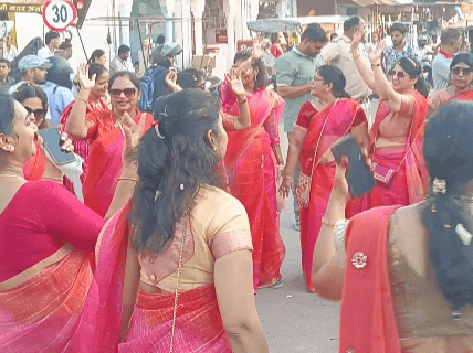 रथयात्रा में बड़ी संख्या में महिलाएं शामिल हुईं।