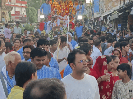 15 फीट ऊंचे रथ पर भगवान कृष्ण (चकानैन), बहन सुभद्रा और भाई बलदाऊ के साथ विराजे।