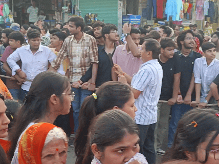 रथ को रस्से से खींचते हुए श्रद्धालु।