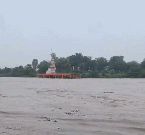 झालावाड़ जिले में मानसून फिर से सक्रिय हो गया है। जिले के मनोहरथाना इलाके में परवन नदी उफान पर है।