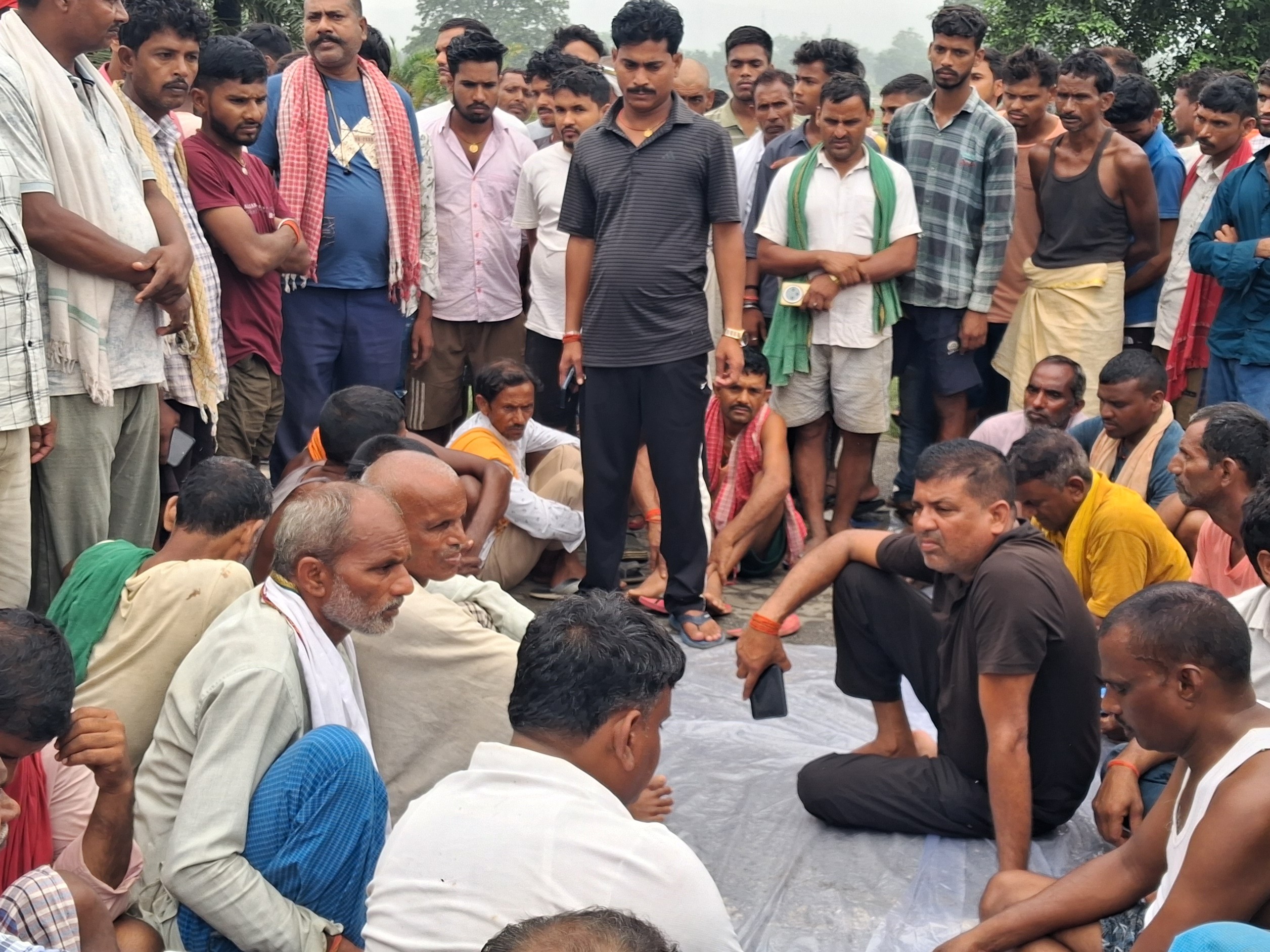 घटना से गुस्साए परिजनों और ग्रामीणों ने चतरा-डोभी मेन रोड को घंघरी के पास जाम कर दिया।
