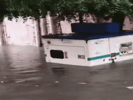 उन्नाव में बारिश से बांगरमऊ सामुदायिक स्वास्थ्य केंद्र (CHC) में पानी भर गया।