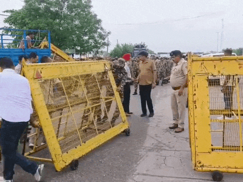 करनाल के बसताड़ा टोल पर किसानों के दिल्ली कूच को लेकर तैनात किया गया पुलिस बल और पैरामिलिट्री फोर्स।