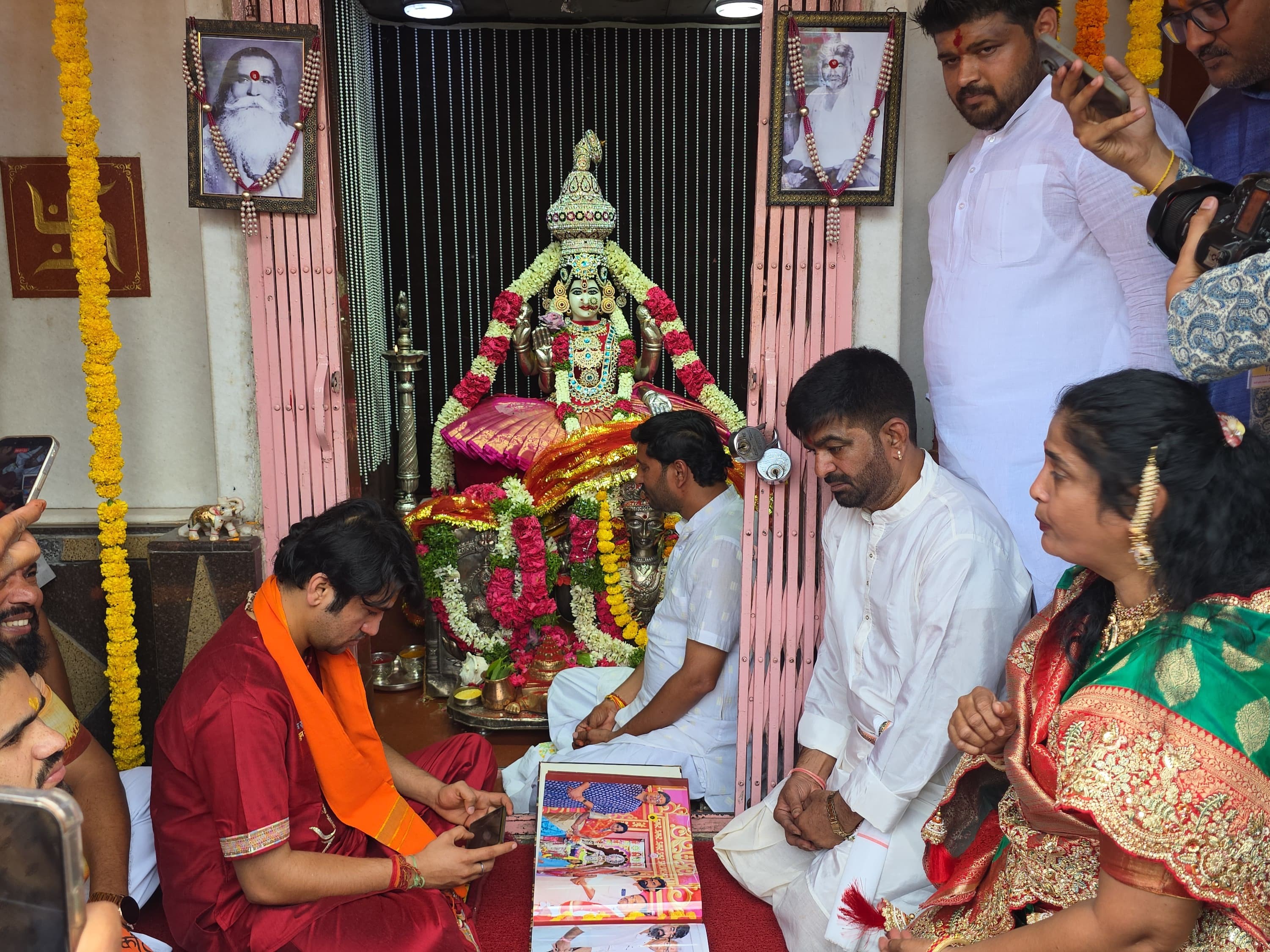 चारमीनार स्थित श्री भाग्यलक्ष्मी मंदिर में पूजा-अर्चना करते पंडित धीरेंद्र कृष्ण शास्त्री