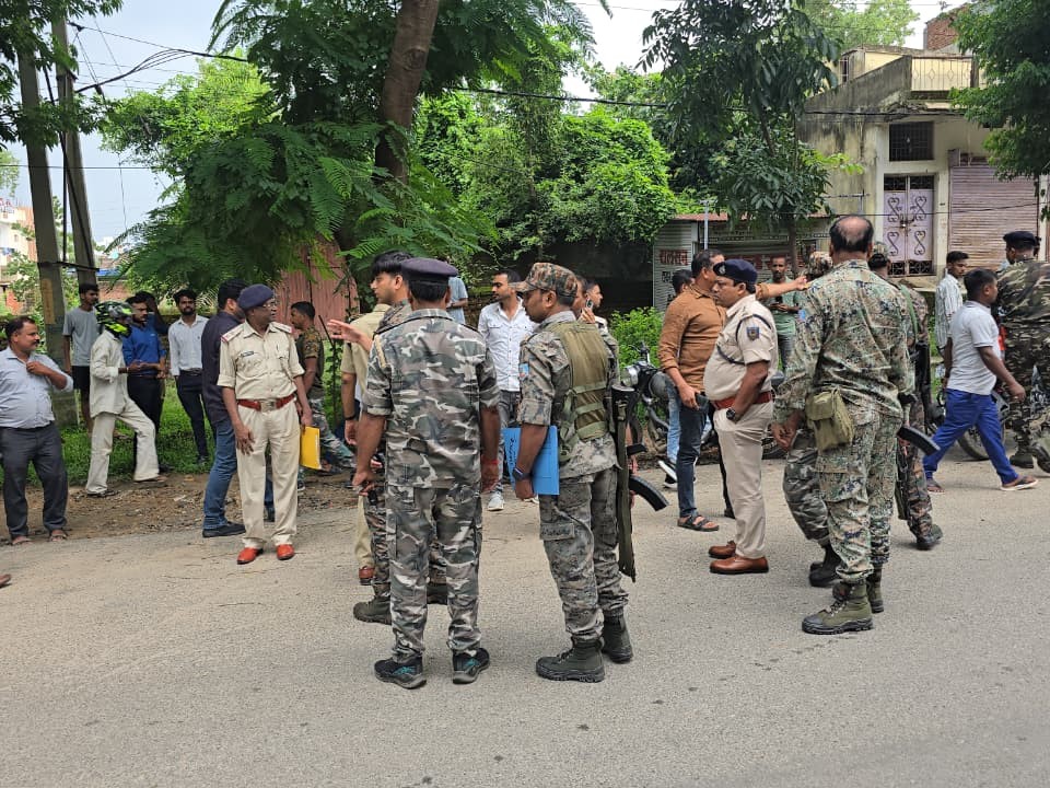 मामले की सूचना की मिलने के बाद SP आवास के बाहर बड़ी संख्या में सुरक्षाबलों को तैनात कर दिया गया।