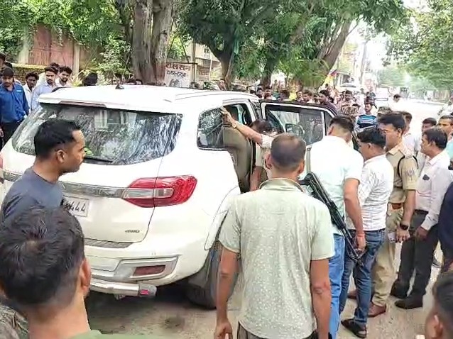 गोली की आवाज सुनने के बाद आसपास के लोग मौके पर जुट गए।