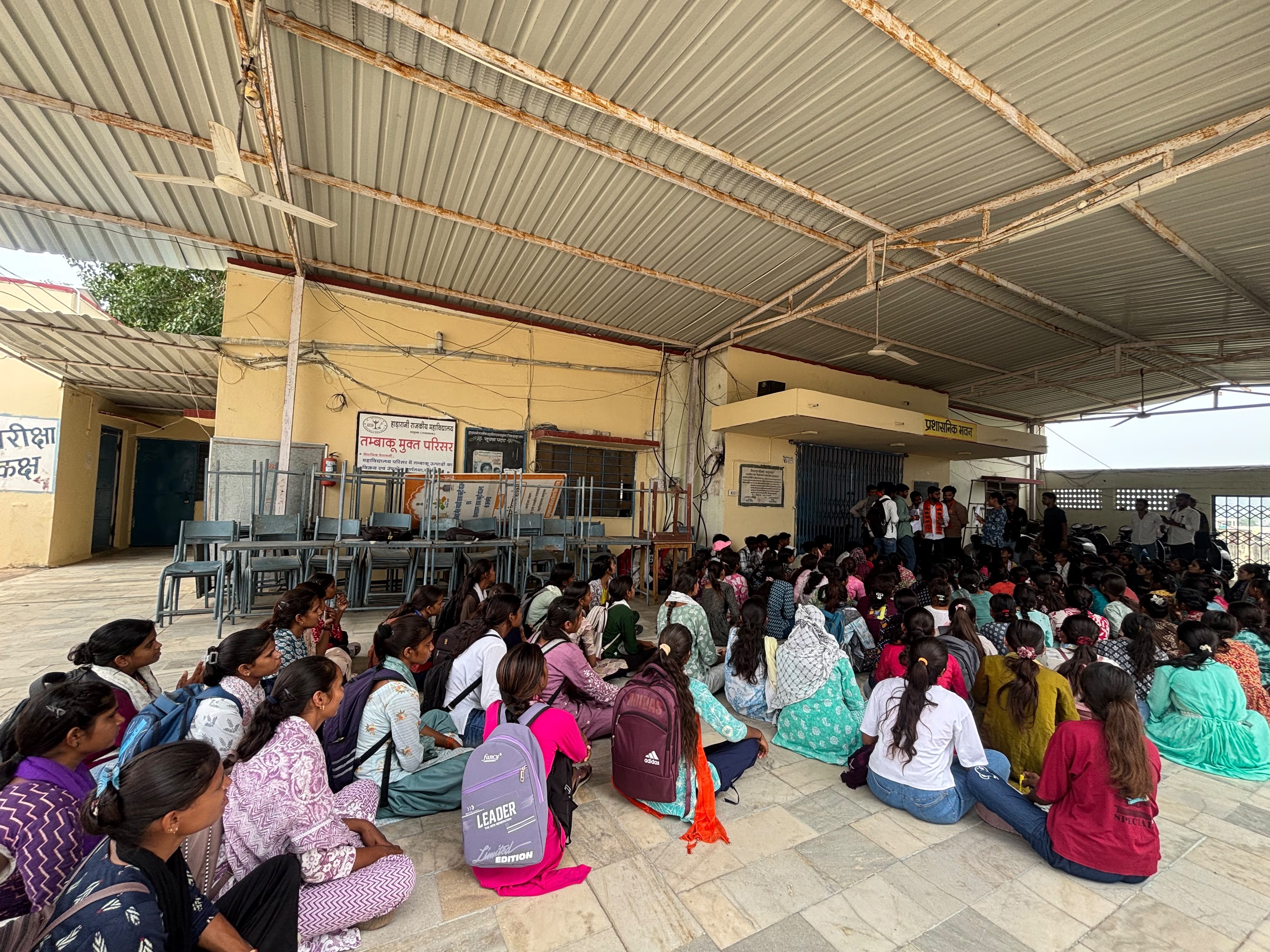 स्टूडेंट्स ने परीक्षा परिणामों में गड़बड़ी का आरोप लगाते हुए प्रदर्शन किया।