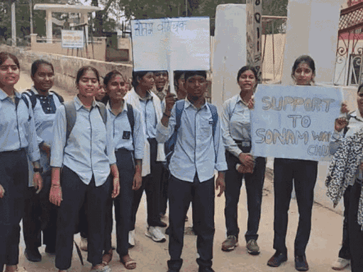 नारनौल के कनीना मंडी स्थित राजकीय कन्या वरिष्ठ माध्यमिक विद्यालय की छात्राओं ने सोनम वांगचुक के समर्थन में प्रदर्शन किया।