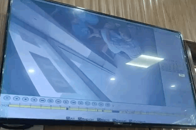 टीचर को मुक्का मारता हुआ टीचर।