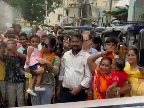 मोहल्ले वालों में जश्न का माहौल।