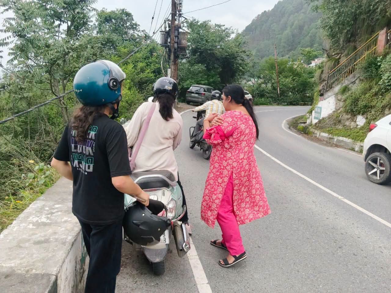 चंबा में नकाबपोश युवक के हमले से घायल महिला और उसकी स्कूटी को पार्क करते हुए दूसरी महिला। - Dainik Bhaskar