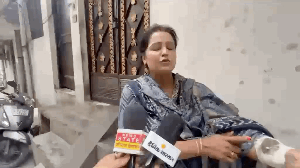 पीड़ित महिला जानवी चोट दिखाते हुए