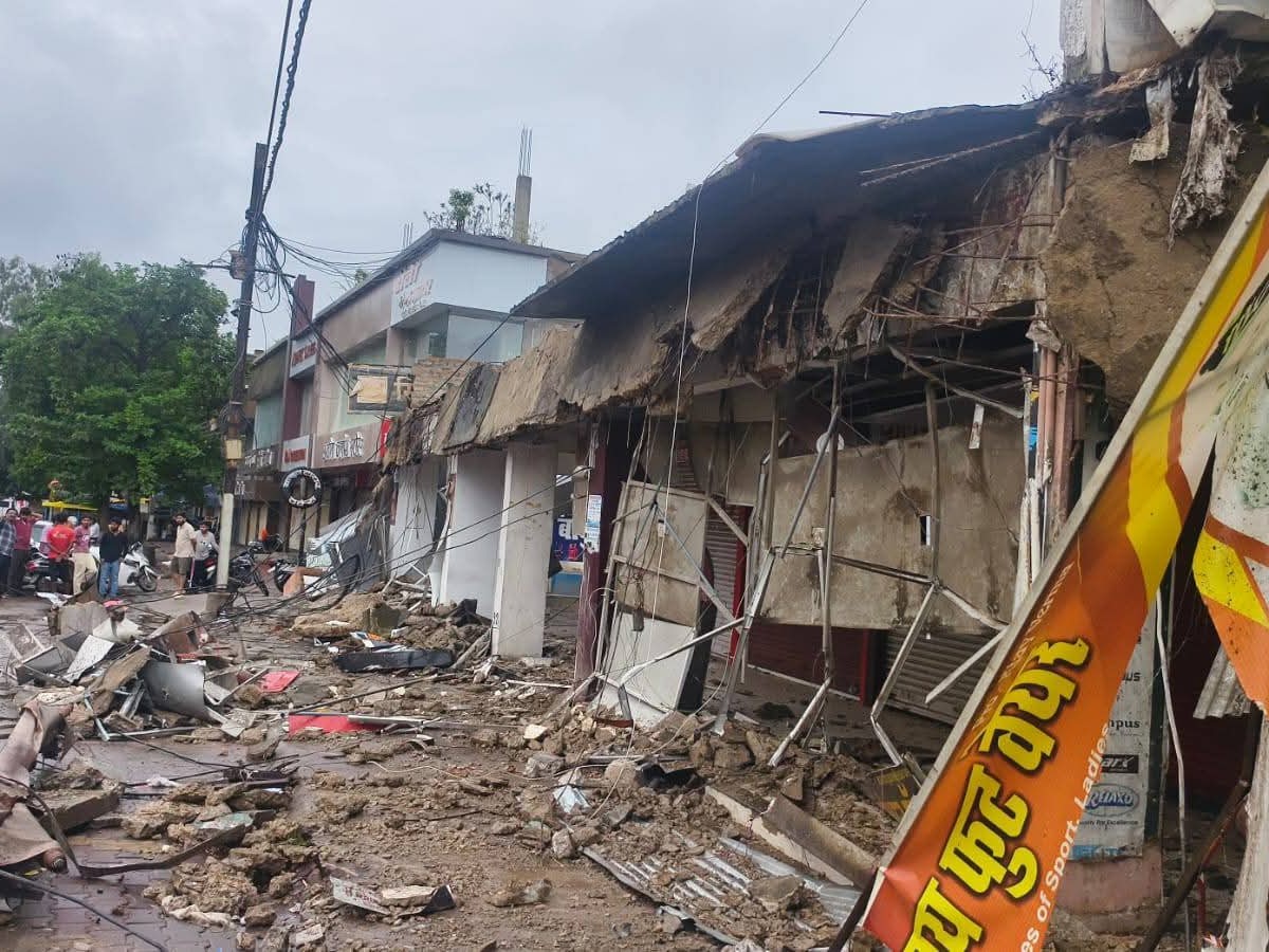 बारिश के बाद शासकीय परिसर का हिस्सा भरभराकर गिर गया।
