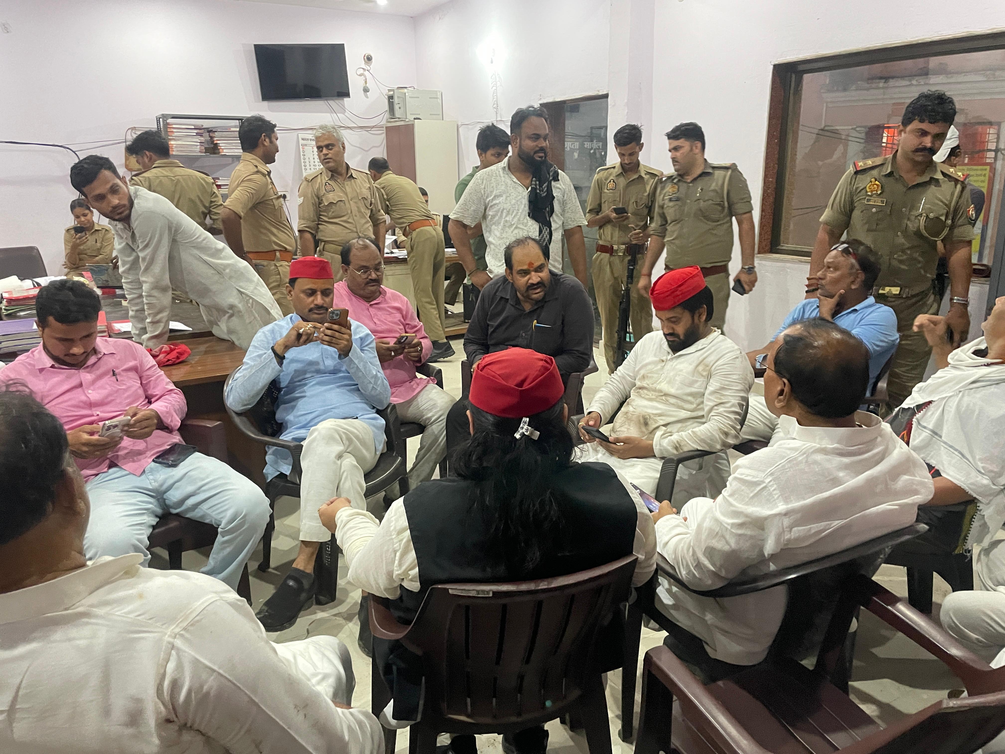 पुलिस ने कार्यकर्ताओं को हिरासत में लिया है।